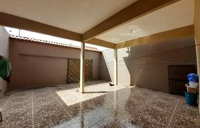 Imagem: A casa possui 2 Dormitórios, 2 Banheiros, 3 Vagas na garagem