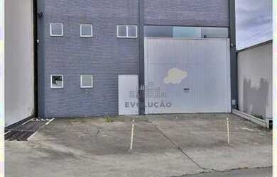 Imagem: O depósito possui 2 Vagas na garagem, 420m² de Área e está