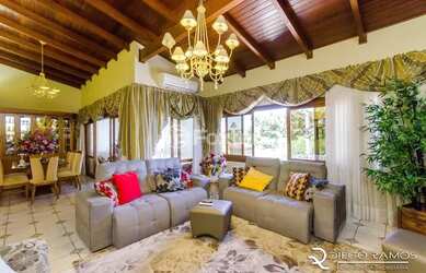 Imagem: A casa possui 4 Dormitórios, 5 Banheiros, 3 Vagas na garagem