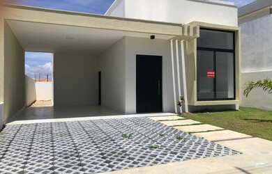 Imagem: A casa possui 3 Dormitórios, 2 Banheiros, 1 Vaga na garagem