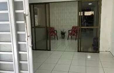 Imagem: A casa possui 3 Dormitórios, 2 Banheiros, 2 Vagas na garagem