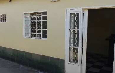 Imagem: A casa possui 2 Dormitórios, 1 Banheiro, 2 Vagas na garagem