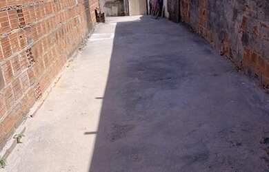 Imagem: A casa possui 1 Dormitório, 1 Banheiro, 1 Vaga na garagem