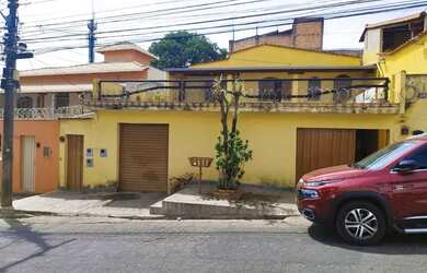 Imagem: A casa possui 3 Dormitórios, 2 Banheiros, 3 Vagas na garagem