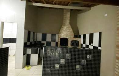 Imagem: A casa possui 3 Dormitórios, 2 Banheiros, 2 Vagas na garagem