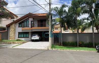Imagem: A casa possui 3 Dormitórios, 5 Banheiros, 4 Vagas na garagem
