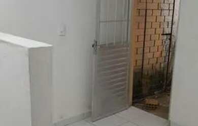 Imagem: A casa possui 1 Dormitório e 1 Banheiro e está localizado