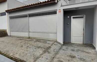 Imagem: A casa possui 3 Dormitórios, 1 Banheiro, 3 Vagas na garagem