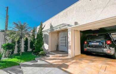 Imagem: A casa possui 3 Dormitórios, 2 Banheiros, 2 Vagas na garagem