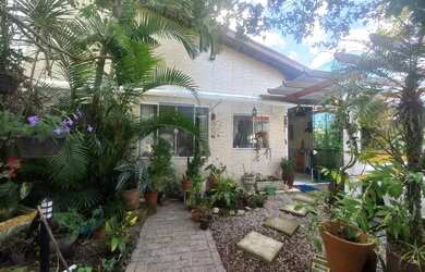 Imagem: A casa possui 2 Dormitórios, 3 Banheiros, 1 Vaga na garagem