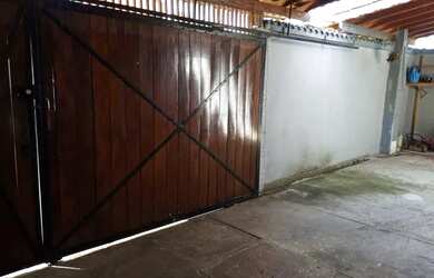 Imagem: A casa possui 3 Dormitórios, 2 Banheiros, 2 Vagas na garagem