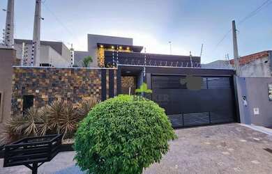 Imagem: A casa possui 3 Dormitórios, 2 Banheiros, 4 Vagas na garagem