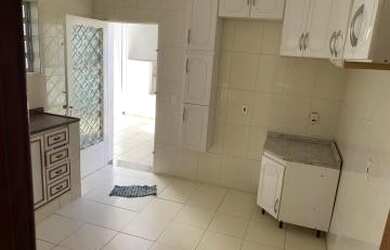 Imagem: A casa possui 4 Dormitórios, 3 Banheiros, 2 Vagas na garagem