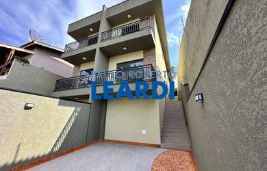 Imagem: A casa possui 3 Dormitórios, 4 Banheiros, 2 Vagas na garagem