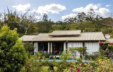 Imagem: A casa possui 4 Dormitórios, 2 Banheiros, 2 Vagas na garagem