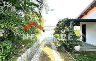 Imagem: A casa possui 3 Dormitórios, 3 Banheiros, 4 Vagas na garagem