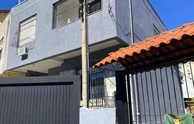 Imagem: A casa possui 4 Dormitórios, 3 Banheiros, 3 Vagas na garagem