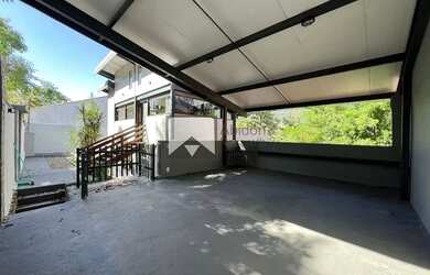 Imagem: A casa possui 4 Dormitórios, 3 Banheiros, 2 Vagas na garagem