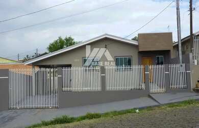 Imagem: A casa possui 3 Dormitórios, 1 Banheiro, 2 Vagas na garagem