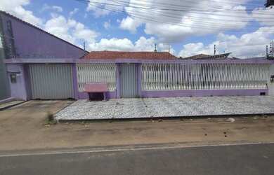 Imagem: A casa possui 4 Dormitórios, 2 Banheiros, 3 Vagas na garagem