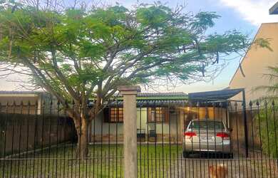 Imagem: A casa possui 2 Dormitórios, 1 Banheiro, 2 Vagas na garagem