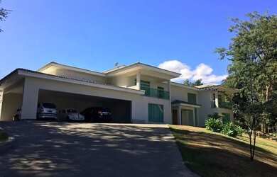 Imagem: A casa em condomínio possui 4 Dormitórios, 5 Banheiros, 4