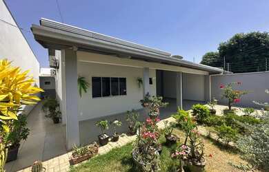 Imagem: A casa possui 3 Dormitórios, 2 Banheiros, 3 Vagas na garagem