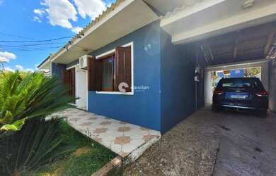 Imagem: A casa possui 4 Dormitórios, 3 Banheiros, 2 Vagas na garagem