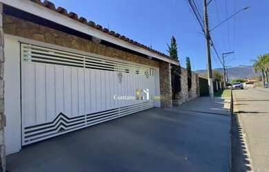 Imagem: A casa possui 3 Dormitórios, 5 Banheiros, 2 Vagas na garagem