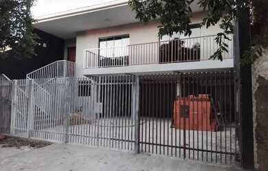 Imagem: A casa possui 3 Dormitórios, 1 Banheiro, 4 Vagas na garagem