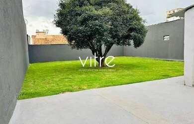 Imagem: A casa possui 3 Dormitórios, 2 Banheiros, 2 Vagas na garagem