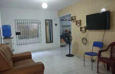 Imagem: A casa possui 3 Dormitórios, 1 Banheiro, 2 Vagas na garagem