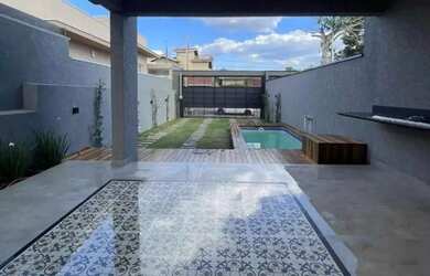 Imagem: A casa possui 3 Dormitórios, 4 Banheiros, 2 Vagas na garagem