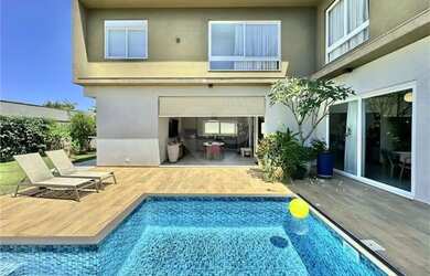 Imagem: A casa em condomínio possui 4 Dormitórios, 5 Banheiros, 5