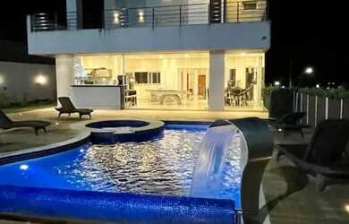 Imagem: A casa possui 4 Dormitórios, 5 Banheiros, 4 Vagas na garagem