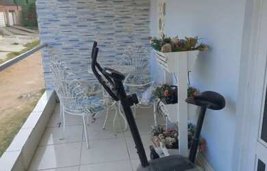 Imagem: A casa possui 3 Dormitórios, 2 Banheiros, 2 Vagas na garagem