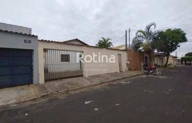 Imagem: A casa possui 2 Dormitórios, 1 Banheiro, 2 Vagas na garagem