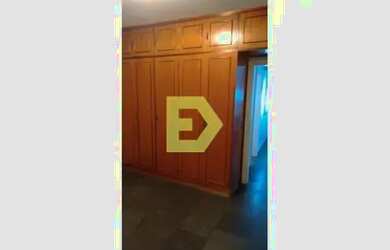 Imagem: A casa possui 4 Dormitórios, 4 Banheiros, 2 Vagas na garagem