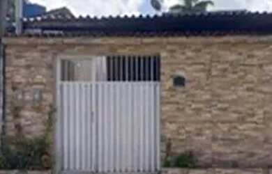 Imagem: A casa possui 3 Dormitórios, 1 Banheiro, 1 Vaga na garagem