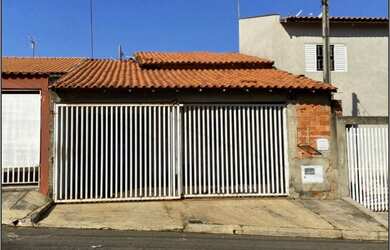 Imagem: A casa possui 2 Dormitórios, 1 Banheiro, 2 Vagas na garagem