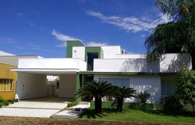 Imagem: A casa em condomínio possui 3 Dormitórios, 3 Banheiros, 2