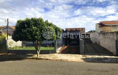 Imagem: A casa possui 5 Dormitórios, 2 Banheiros, 4 Vagas na garagem