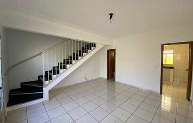 Imagem: A casa possui 2 Dormitórios, 2 Banheiros, 2 Vagas na garagem