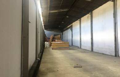 Imagem: O depósito possui 5 Vagas na garagem, 900m² de Área e está