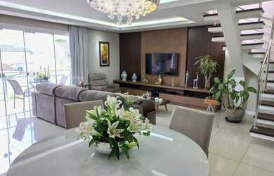 Imagem: A casa possui 3 Dormitórios, 3 Banheiros, 5 Vagas na garagem