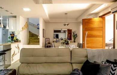 Imagem: A casa possui 3 Dormitórios, 3 Banheiros, 2 Vagas na garagem