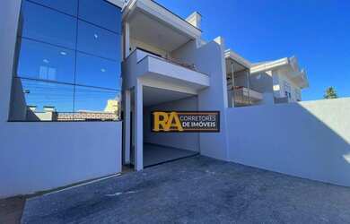 Imagem: A casa possui 3 Dormitórios, 3 Banheiros, 3 Vagas na garagem