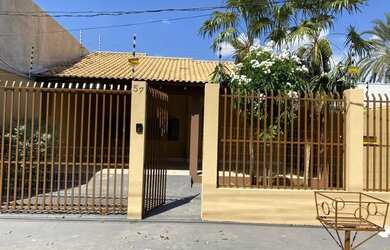 Imagem: A casa possui 3 Dormitórios, 1 Banheiro, 3 Vagas na garagem