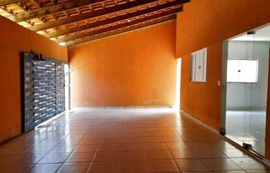 Imagem: A casa possui 2 Dormitórios, 1 Banheiro, 1 Vaga na garagem