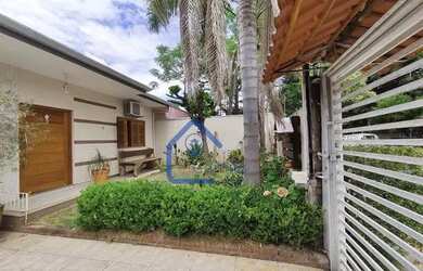 Imagem: A casa possui 4 Dormitórios, 2 Banheiros, 4 Vagas na garagem